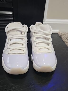 Women's Low Jordan 11 Retro Sneakers